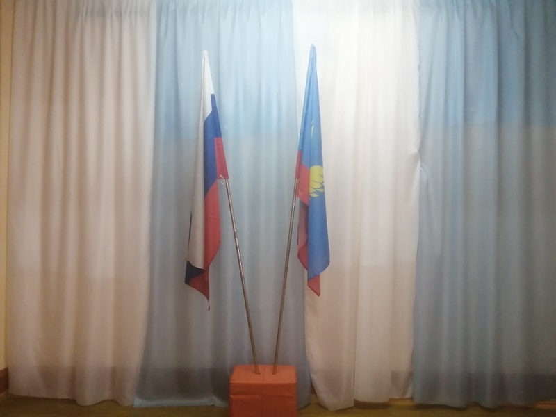 Российский флаг и флаг Нижнеингашского района